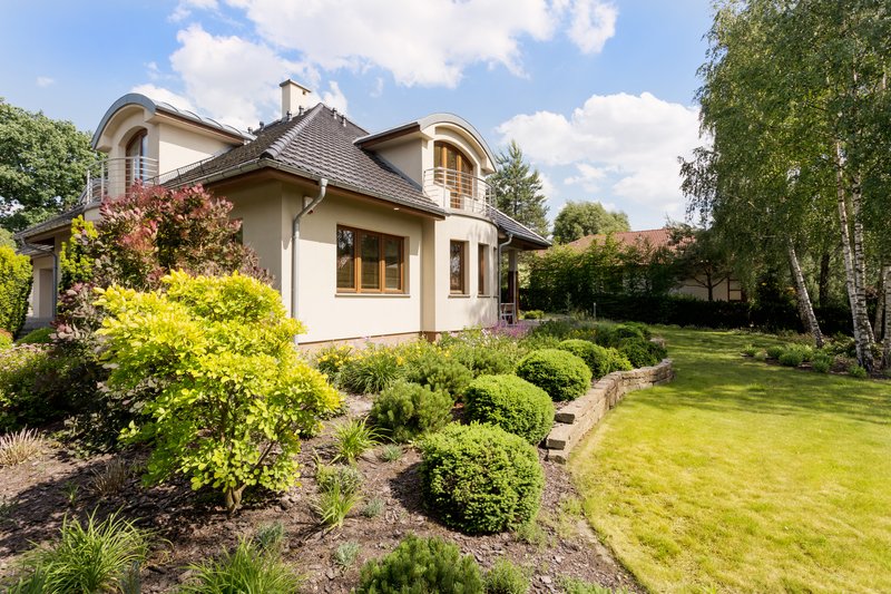 Casa con jardines en la entrada en la ciudad de puebla
