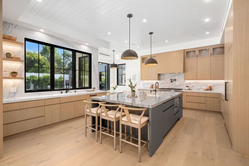 Cocina de madera amplia y con espacio