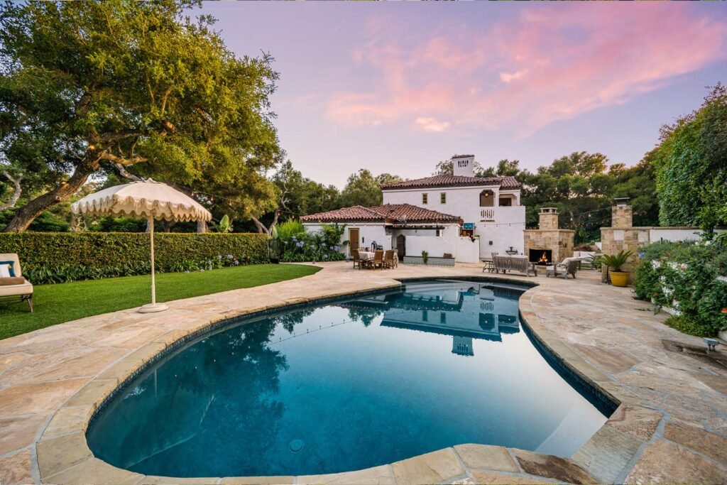 Alberca de la casa con piscina en el atardecer