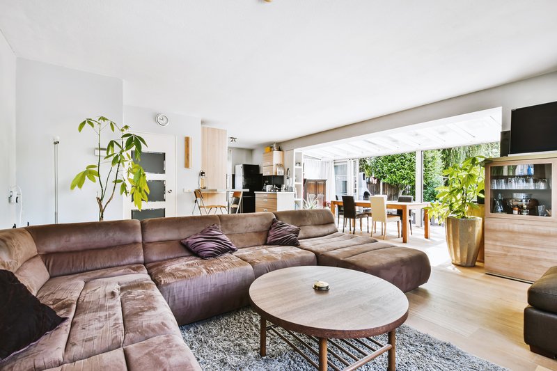 Salia amplia de la casa con vista al jardín